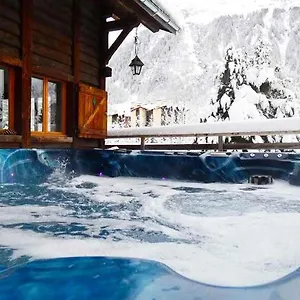 https://chalet-falcon-spacious-argentiere-chalet-with-hot-tub.hotels-rhonealpes.com